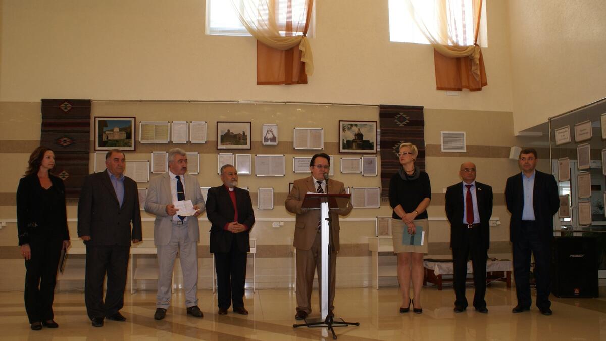 Выставка архивных документов крымских армян  в библиотеке им. И.Франко