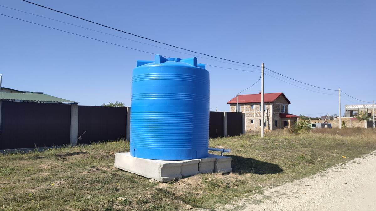 В п.Айкаван установили емкости из-за нехватки воды в городе