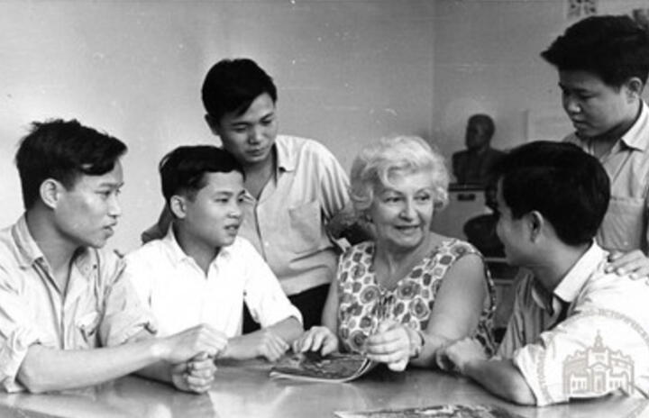 Фото. Спендиарова Мария Григорьевна  беседует с мальчиками из Вьетнама