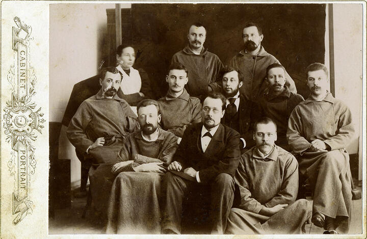 Фото. С.С.Налбандов среди больных в Одесской больнице. 1899г.