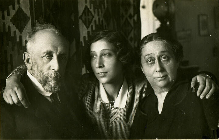 Фото. С.С.Налбандов, дочь и жена Мария Христофоровна. 1920-1030гг.