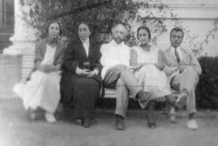 Фото. С.С.Налбандов с семьей. 1924г.