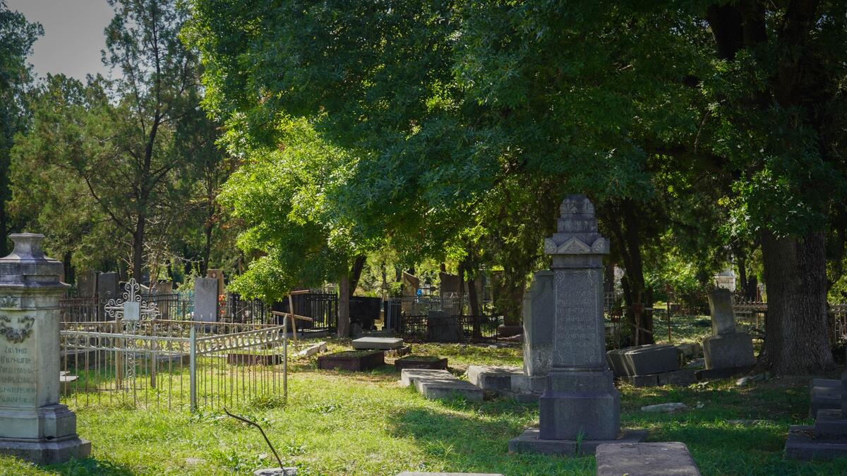"А теперь хорошие новости со староармянского кладбища"