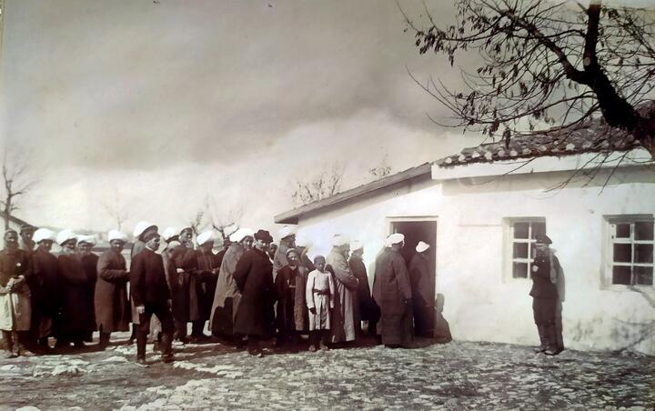 Фото. Феодосия, Карантин.  Паломники у барака. 1907 г.
