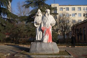 Неизвестные облили памятник братьям Айвазовским в Симферополе DSC06370