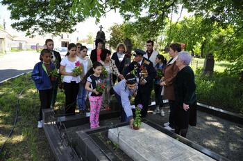 Воспитанники Армянской школы возложили цветы воинам ВОВ _SAN6320