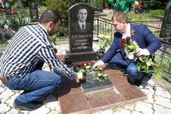 Экскурсия и возложение цветов на Староармянском кладбище 7 мая DSC04402