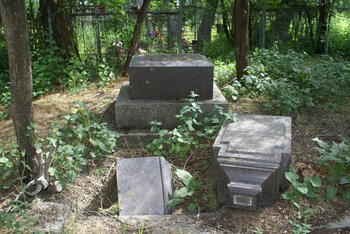 Армянский сектор на старорусском кладбище dsc06657