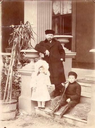 Спендиаров Александр  Афанасьевич Александр Спендиаров с сыном Лесей и дочерью Татьяной. Ялта, 1903