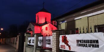 В ночь перед 24 апреля стены храма Сурб Акоб засвечены красным
