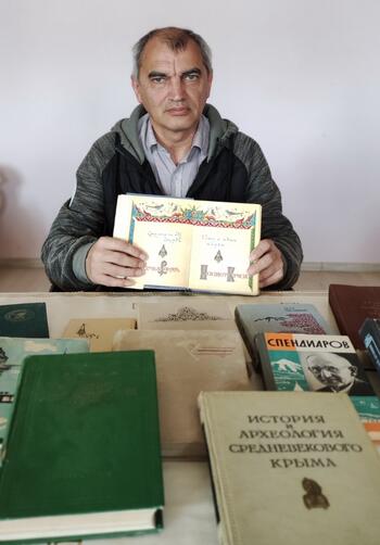 Пополнилась библиотека Этнографического центра Тимергахин Алексей передает Книги в музей8