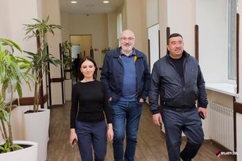 Георгий Акопян с официальным лицами Крыма прибыл в Армению 096fd229-d2bf-455a-b1f8-df7bfd913cd5
