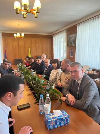 Георгий Акопян с официальным лицами Крыма прибыл в Армению 099daf51-c1ce-4106-84ce-63fa71490eb6-768x1024