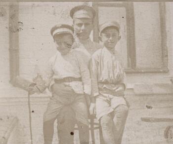 Альянаки-Сеферовы 1909 г. Акташ, дети Альянаки Лева, на коленях N