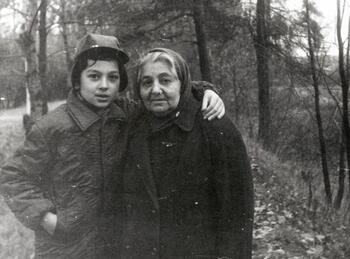 Альянаки-Сеферовы 1975 г. Седлецкая (Альянаки) Луиза Яковлевна с внуком Сергеем  