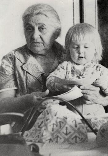 Альянаки-Сеферовы 1979 г. Седлецкая (Альянаки) Луиза Яковлевна с правнучкой Натальей