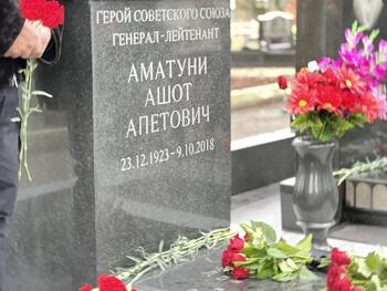 В Симферополе возложили цветы r к памятнику Ашотe Аматуни img_6792