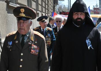 24 апреля - один из самых скорбных дней армян мира. В первых рядах колонны духовенство и ветераны