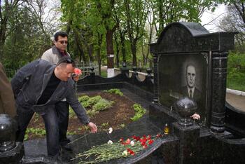 Церемония возложение цветов воинам ВОВ на староармянском кладбище DSC01669