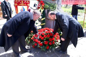 Акция "Зажги свечу " в день памяти жертв Геноцида в Османской империи 3 Возложение цветов на памятный хачкар