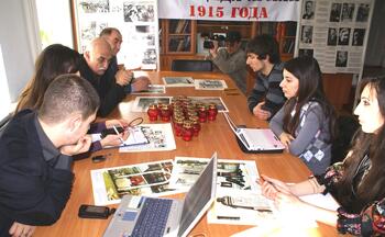 Акция "Зажги свечу " в день памяти жертв Геноцида в Османской империи 6 Во время Круглого стола